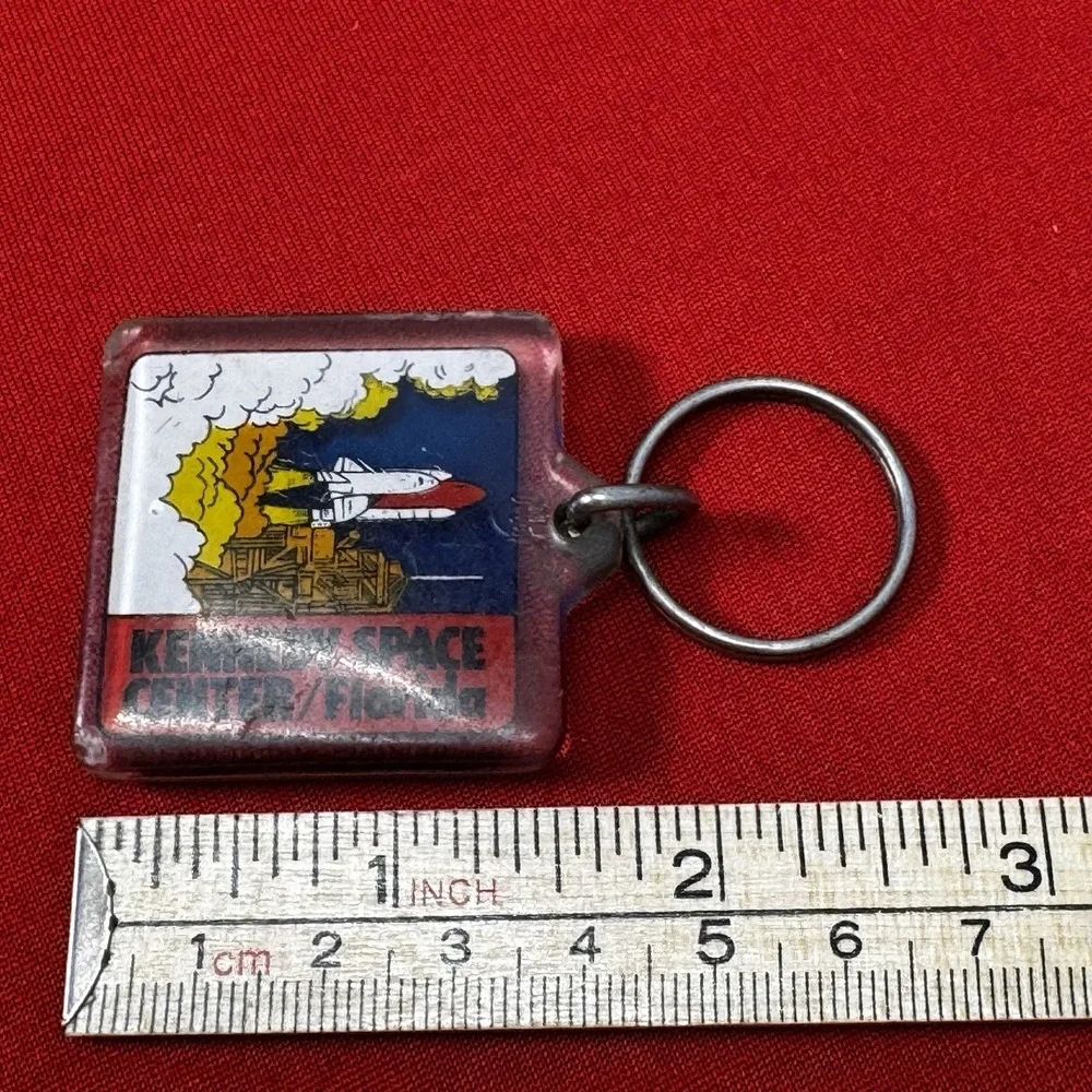 Vintage Kennedy Space Center- Space‎ Shuttle Keychain